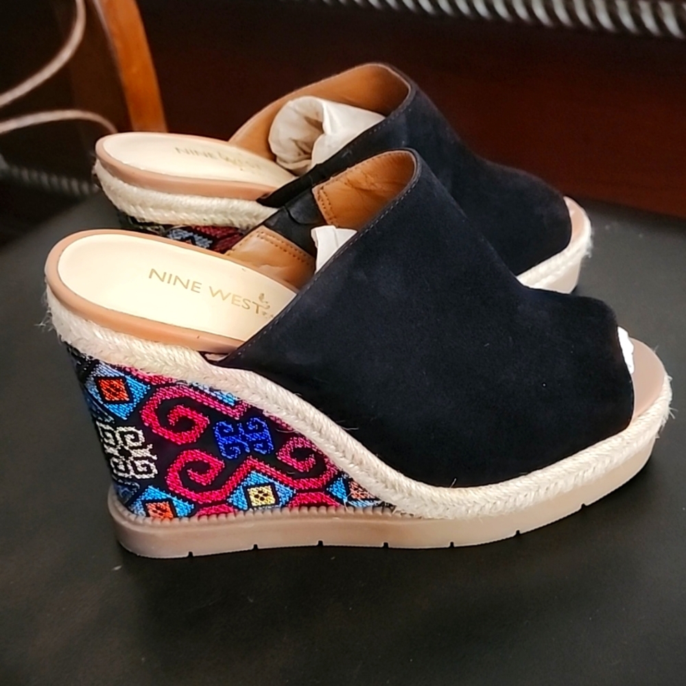 New wot Nine West black suede platform sandals